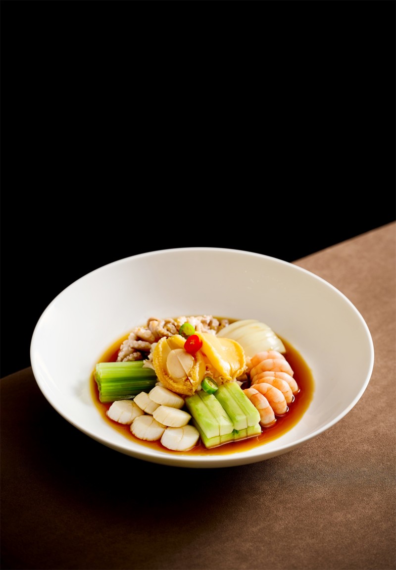 Combining seafood with sauce