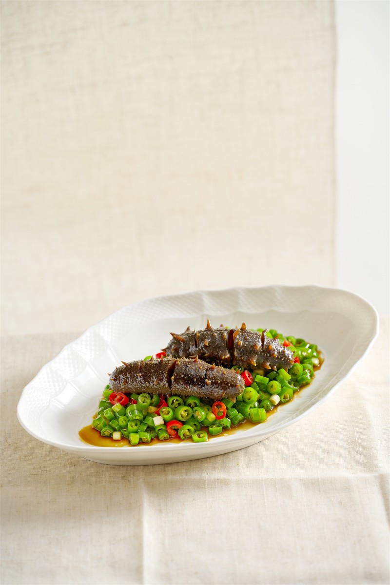 Tiger dish mixed with live sea cucumber